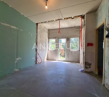 Pula, Centar - stan u prizemlju s dvorištem, 55m2, prodaja! - cover