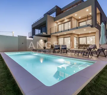 Kaštela - nova moderna vila sa bazenom i pogledom, NAJAM - cover