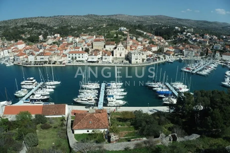 Brač, Milna - građevinsko zemljište u blizini mora, 940 m2 - cover