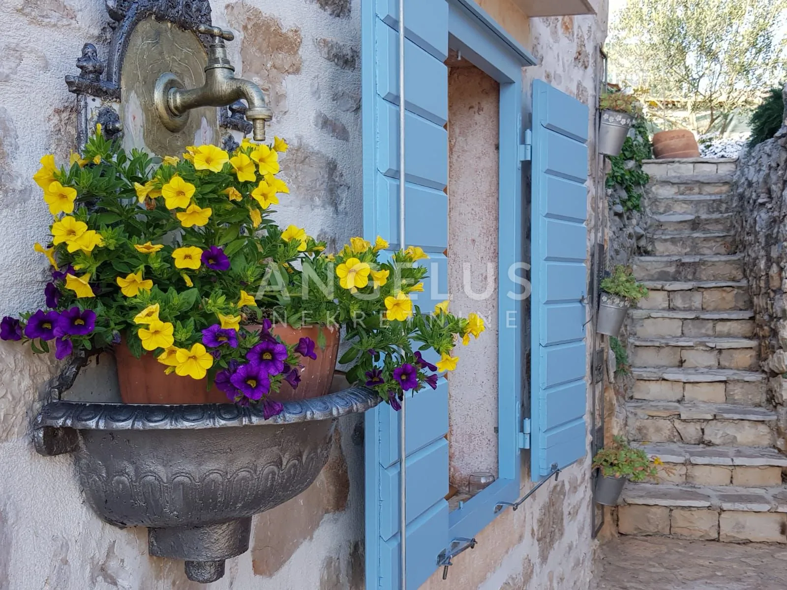 Brač, Milna - Kamena kuća u centru Milne sa bazenom, PRODAJA - cover
