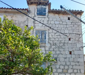 Trogir - stara kamena kuća uz more za renovaciju