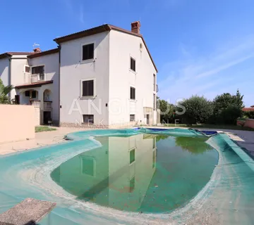 Istra, Pula - Apartmanska kuća 629 m2 s bazenom - cover