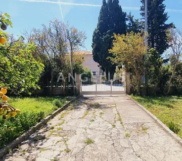 Kaštel Lukšić - kamena kuća, okućnica i građ. zemljište - Kaštel Lukšić, Kaštela