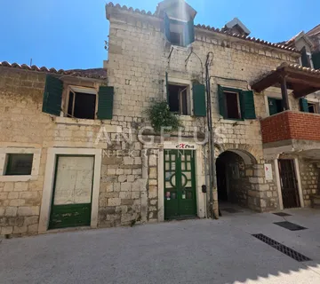 Kaštel Stari - kamena kuća blizu mora - cover