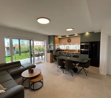 Trogir - Kompletno namještena kuća s prekrasnim vrtom, 112 m2, DUGOROČAN NAJAM