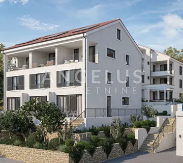 Brač, Milna - troetažni apartman, bazen i parking, PRODAJA
