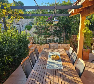 Brač, Sutivan - kuća u zelenoj oazi sa bazenom, PRODAJA - cover