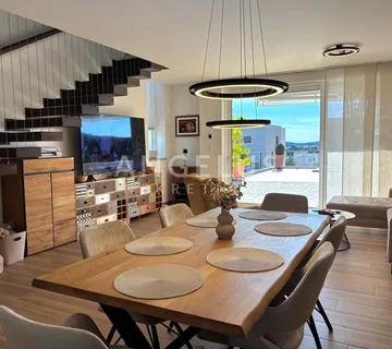 Vodice - Luksuzna vila s bazenom i pogledom na more, PRODAJA