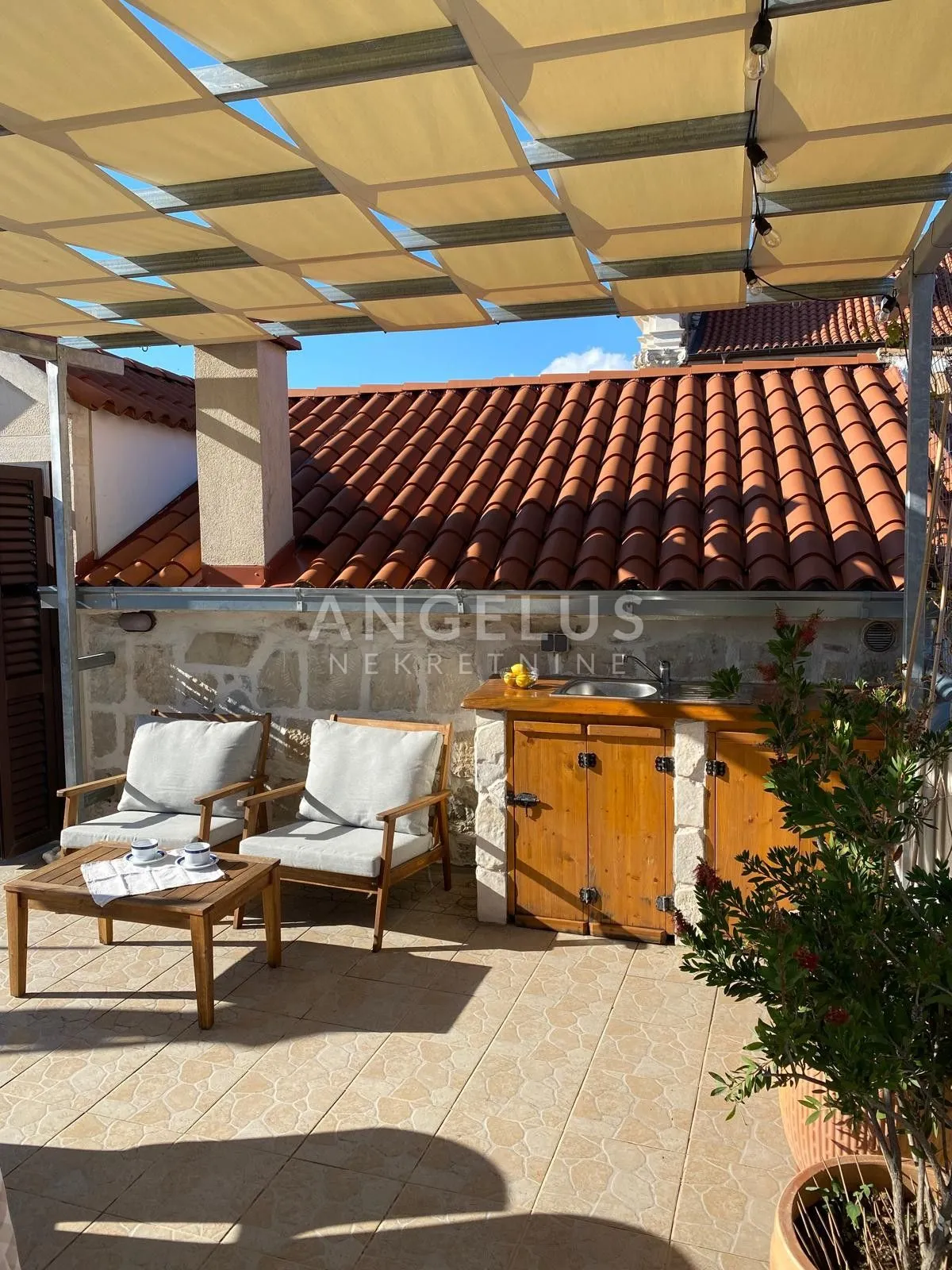 Kaštel Lukšić - Lijepa kamena kuća 170 m2, udaljena 50 m od mora, PRODAJA - cover