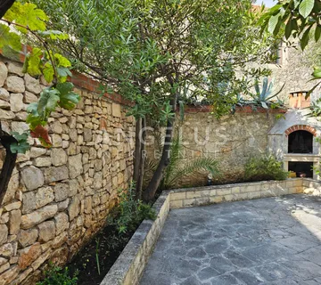 Brač, Sutivan - kamena kuća, 1.red uz more - cover