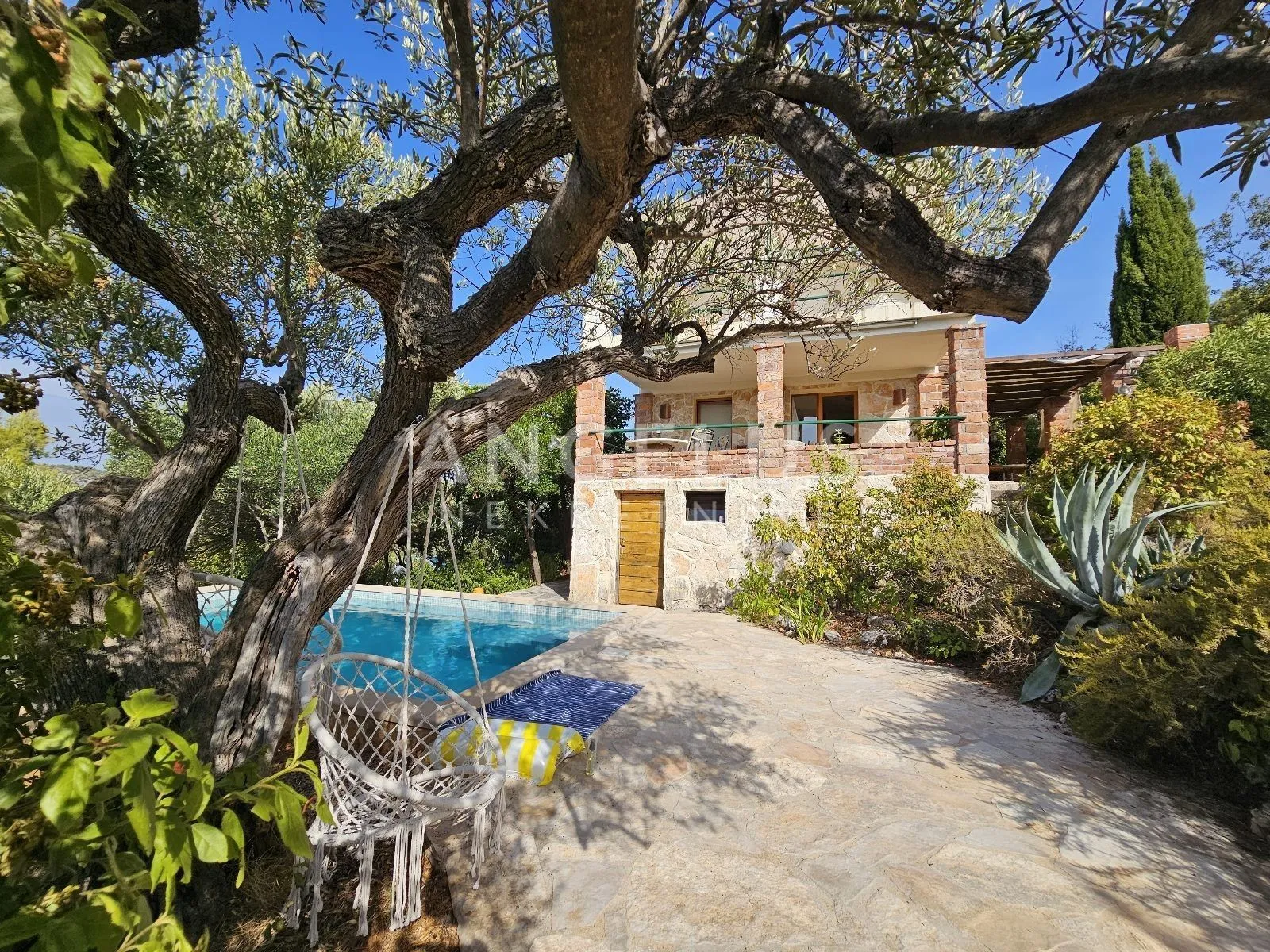 Brač, Bobovišća - prekrasna kamena kuća sa otvorenim pogeldom - cover