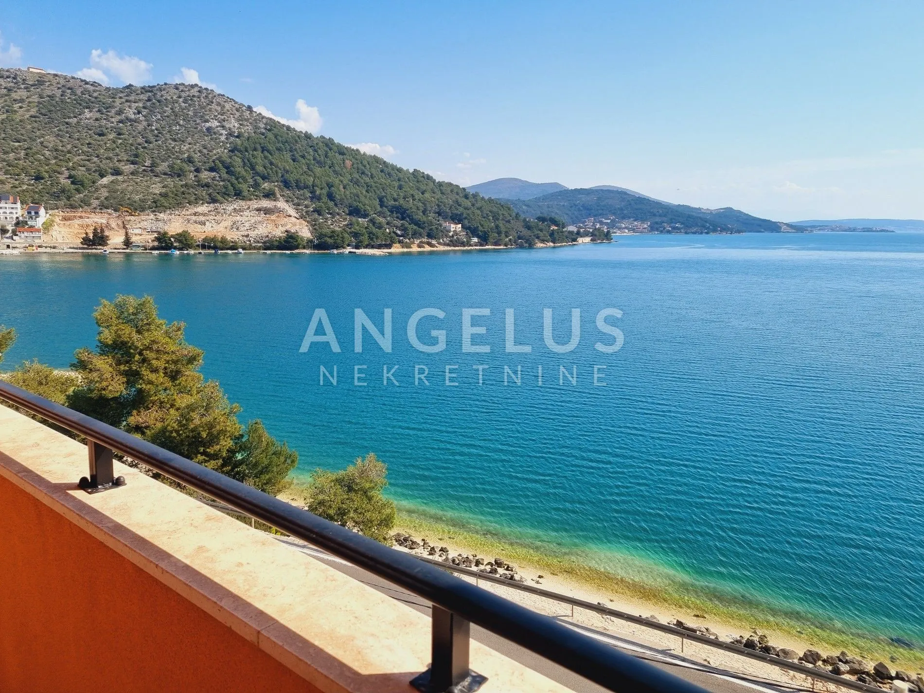 Marina - trosoban stan prvi red do mora 103,38 m2, veliki petencijal - cover