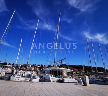 Šolta, Maslinica - dvoetažni stan, terasa, pogled na more, PRODAJA - cover