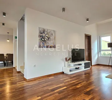 Podstrana Strožanac - trosoban dvoetažni stan, 2 parking mjesta - cover