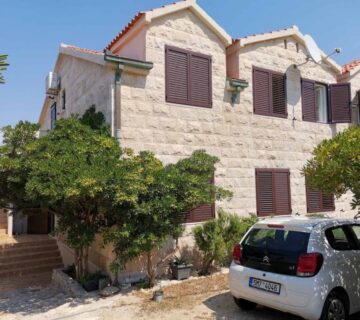 Apartman prizemlje+apartman 1 kat, drugi red od mora, Povlja, Brač (prodaja) - cover