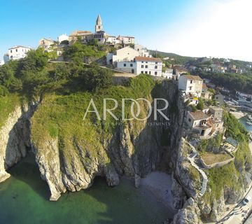 Vrbnik, kuća na litici  - cover