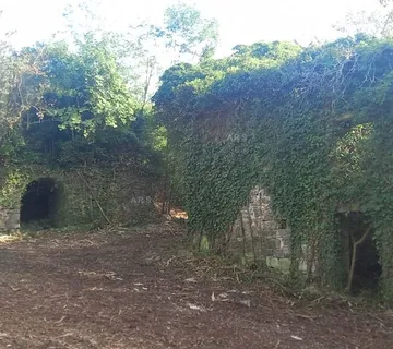 ZELENA OAZA S 3 KAMENE KUĆE NA 4.414 m2 GRAĐEVINSKOG ZEMLJIŠTA - Potpićan, Kršan