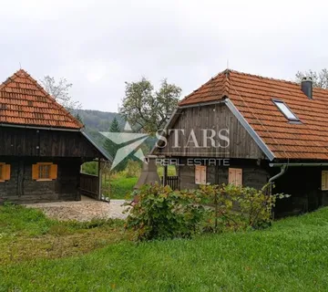 Josipdol - Dvije drvene kuće s 4 apartmana na velikom zemljištu - cover