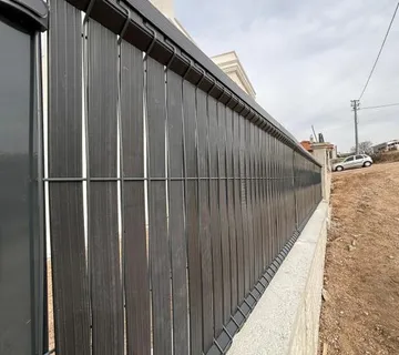 PVC trake za 3D krute ogradne panele - vertikalno PLASTIČNO PUNJENJE - cover