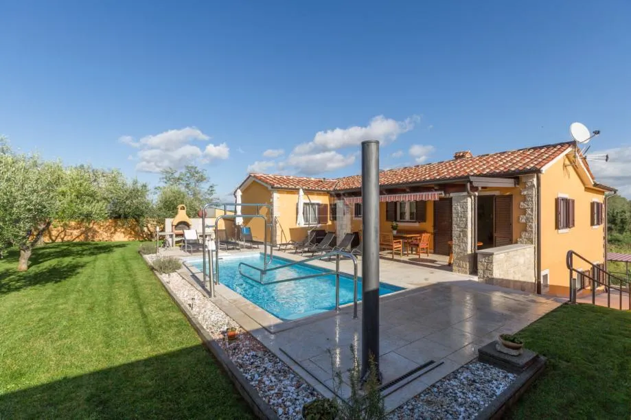 Lijepa vila u okolici Poreča prilagođena za invalide, 219 m2 (prodaja) - cover