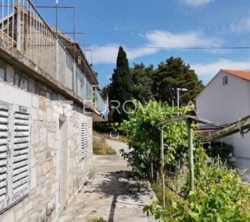 Brač, Milna, atraktivno zemljište s postojećim objektom 908 m2 - cover