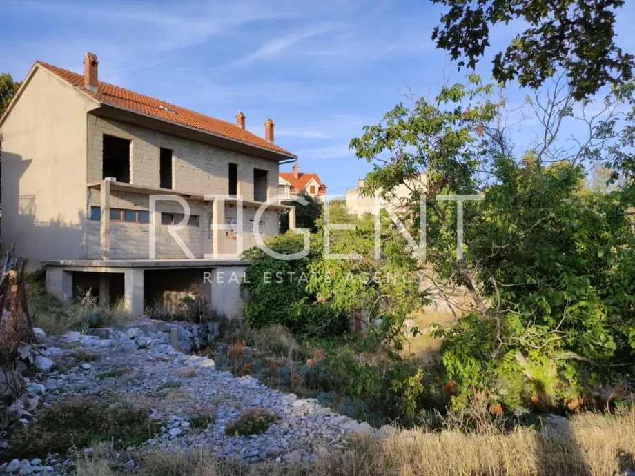 Brač, Gornji Humac - Samostojeća kuća sa dvije etaže - cover