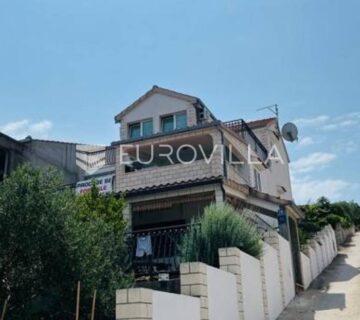 Šolta, apartmanska kuća prvi red do mora - cover