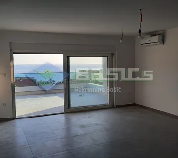 MANDRE-Četverosoban stan 134,59 m2 u potkrovlju + garaža - Mandre, Kolan
