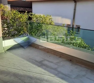 MANDRE-Četverosoban stan 146,71 m2 na prvom katu + 2 pm - Mandre, Kolan