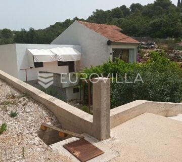 Maslinica, otok Šolta, dvojna kuća okružena zelenilom, položena na parceli površine 382 m2 - cover