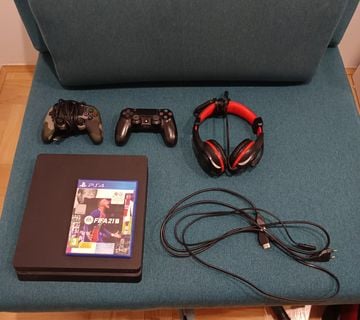 PS 4 + 2 joysticka + 2 igre - cover
