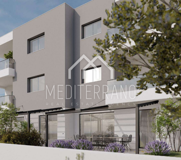 Trosoban apartman s vrtom, novogradnja - useljiv odmah - cover