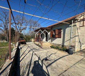 Kuća s dvorištem i garažom za renovaciju, Podlukovnik - cover