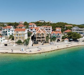 Trosoban stan s galerijom, prvi red do mora - novogradnja - cover