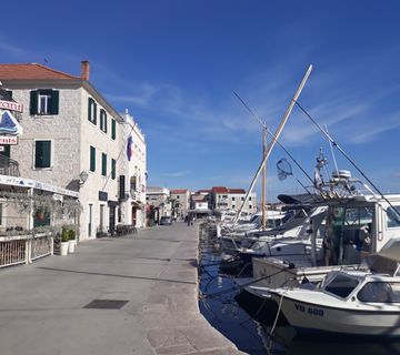 Namješten stan, centar Vodica, parkiralšte, plaža - cover