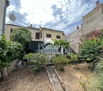 Istra,Pula,samostojeća kuća u centru grada s građevinskim zemljištem - cover