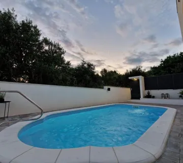 Luksuzan 2-soban stan s privatnim bazenom i vrtom, Trogir! - cover