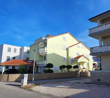 VIR- POSLOVNA PRILIKA APARTMANSKA KUĆA S 5 JEDINICA I BAZEN - cover