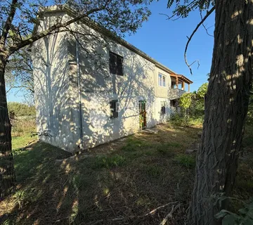 SIKOVO-STAN ZA RENOVACIJU-PRILIKA ETAŽIRANO - cover