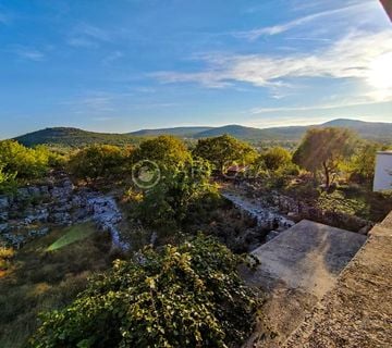 BRAČ, GORNJI HUMAC - Građevinsko zemljište s nedovršenom kućom - cover