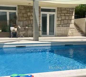 Prostran dvosoban stan s bazenom i parkingom - Lučac-Manuš, Split city