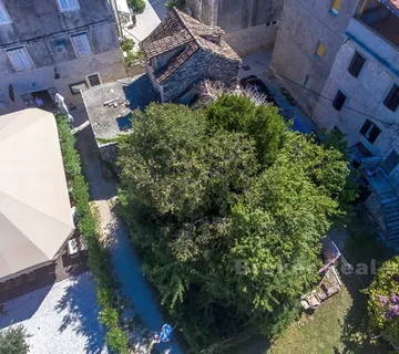 Kamena kuća u starom centru, za kompletnu obnovu - Trogir