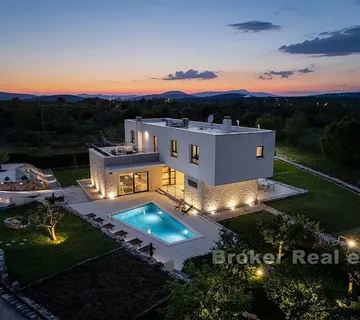 Ekskluzivna villa s bazenom i velikim vrtom - Sinj