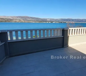 Kuća s tri apartmana uz plažu i more - Žedno, Trogir
