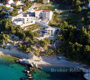 Apartmanska kuća u prvom redu do mora - Omiš