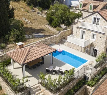 Renovirana kuća u samom centru s bazenom i pogledom na more - Vodice