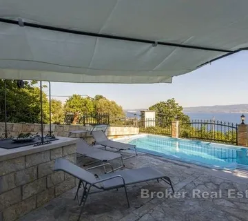 Vila s bazenom i pogledom na more - Omiš