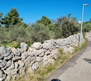 Atraktivno građevinsko zemljište sa blizinom mora - Rogoznica