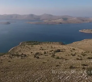 Prostrano poljoprivredno zemljište prvi red do mora - Kornati, Murter-Kornati
