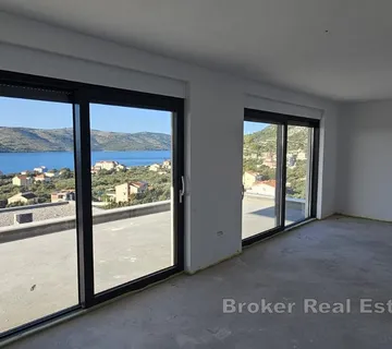 Dvoetažna kuća s pogledom na more, u visokom roh bau stanju - Trogir